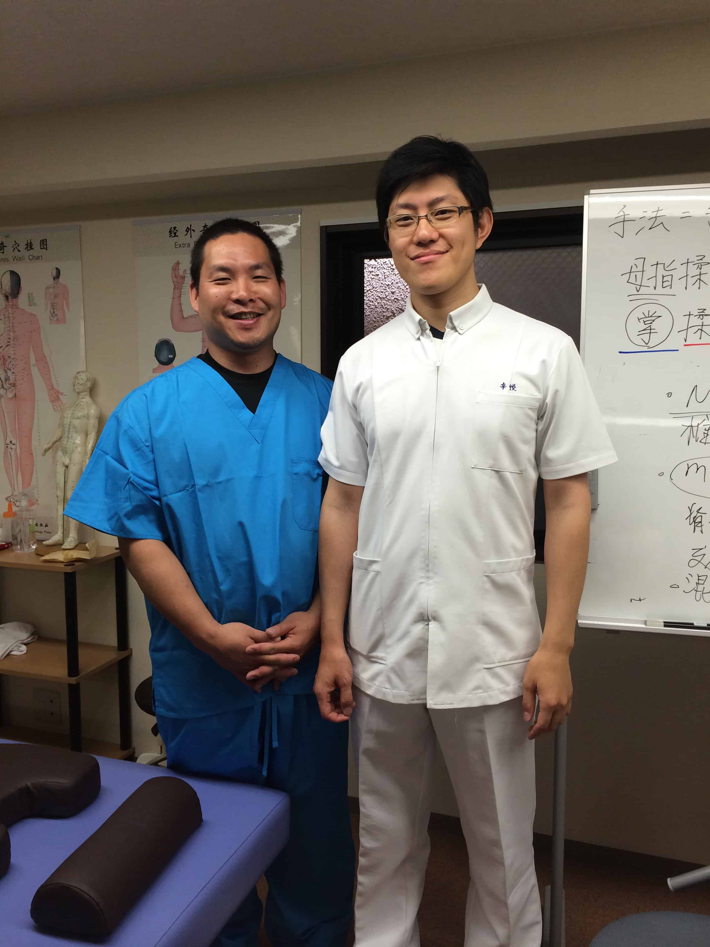 現代推拿の集大成「辛悦式推拿」の創始者である中医師・辛悦氏（右）と、その正統な技術を受け継ぐ梅田みどり推拿整体院の院長（左）