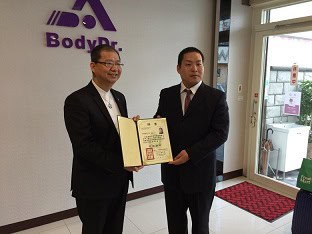 梅田のみどり推拿整体院の院長の認定式での写真