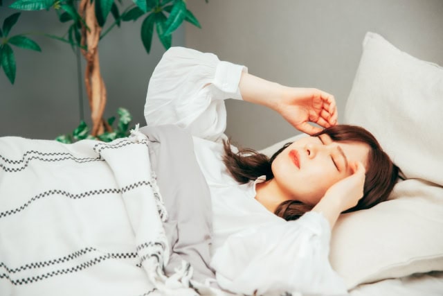 不眠症で眠れない女性のイメージ画像