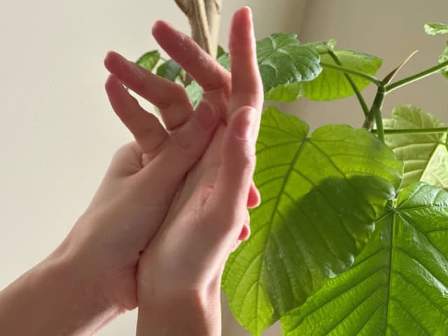 ばね指で痛む手を押さえているイメージ画像