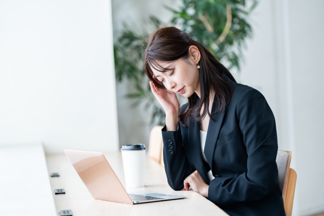 慢性疲労症候群で疲れている女性のイメージ画像