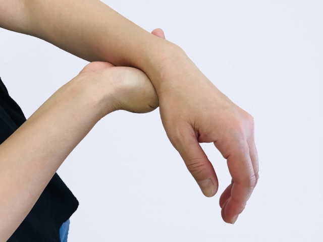 手根管症候群の手首の痛みで手首を押さえているイメージ画像